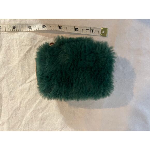 Green fluffy earbud holder - Picture 1 of 3
